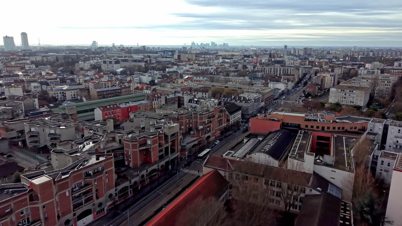 Kinematisk flydronevisning av en vidstrakt parisisk forstad med La Défense-skyline i det fjerne. Bildet fanger det tette urbane landskapet. Ideell for bylivskonsepter, Frankrike