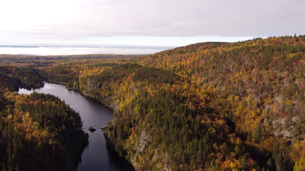 vista aérea de drones de la caída del parque nacional de aiguebelle