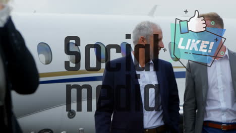 animación de iconos similares sobre dos hombres de negocios caucásicos hablando entre sí en el aeropuerto