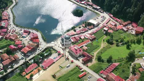 drone aéreo dando vueltas sobre una mezquita en un pequeño pueblo alrededor de las montañas de uzungol trabzon en un día soleado de verano en turquía