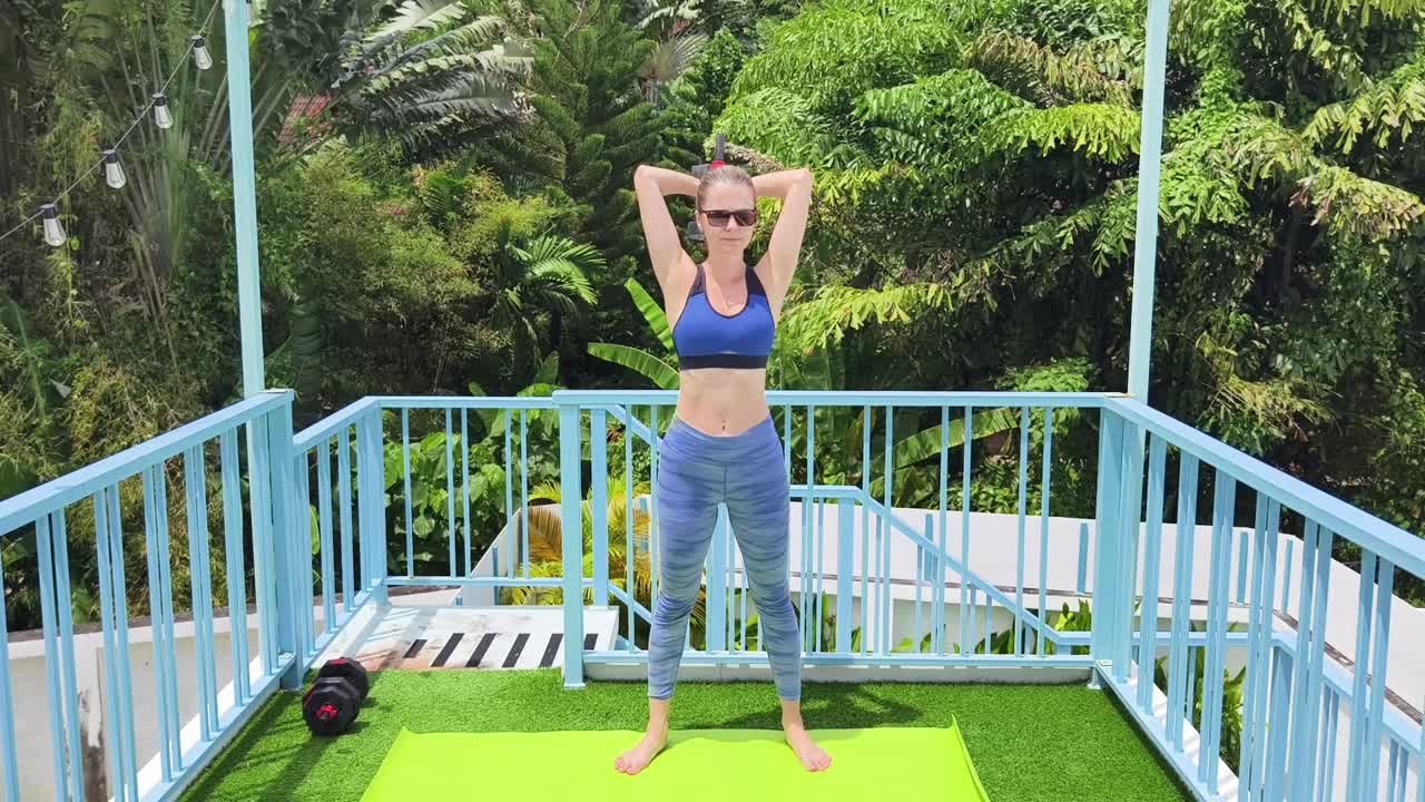 mujer haciendo ejercicio al aire libre con pesas