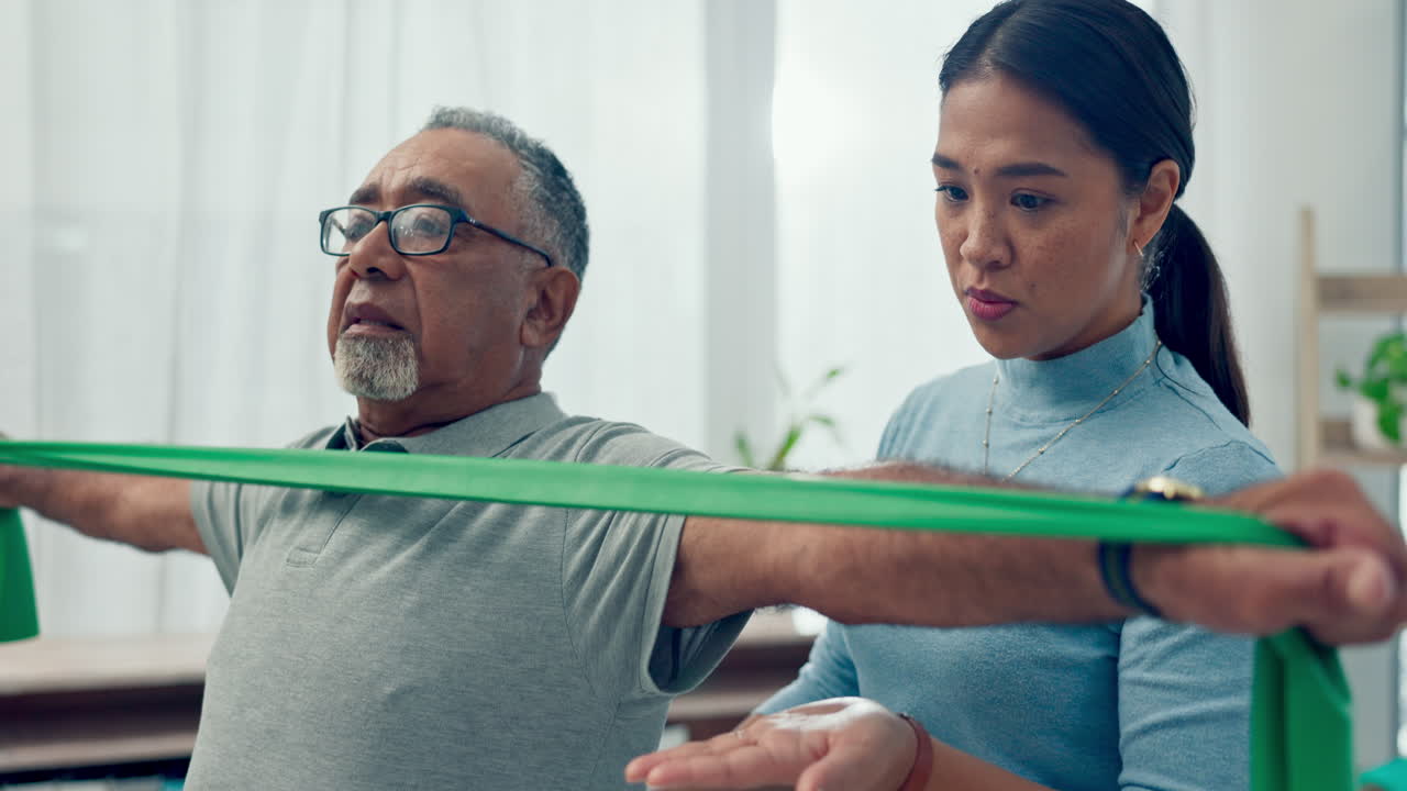 노인 돌봄, 도움 및 노인과 함께 물리 치료사