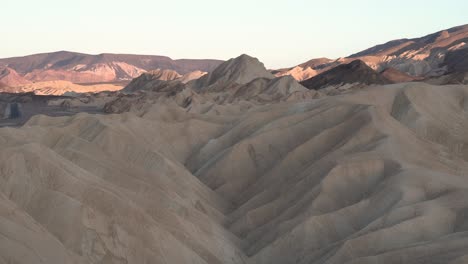 Dunas-De-Arena-Con-El-Sol-Bajando-En-El-Valle-De-La-Muerte,-Desierto-De-Mojave,-California,-Toma-Aérea-A-La-Izquierda-De-La-Muñeca