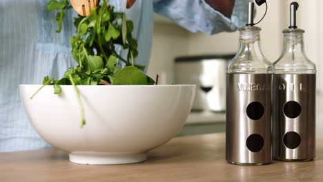 preparación de una ensalada verde
