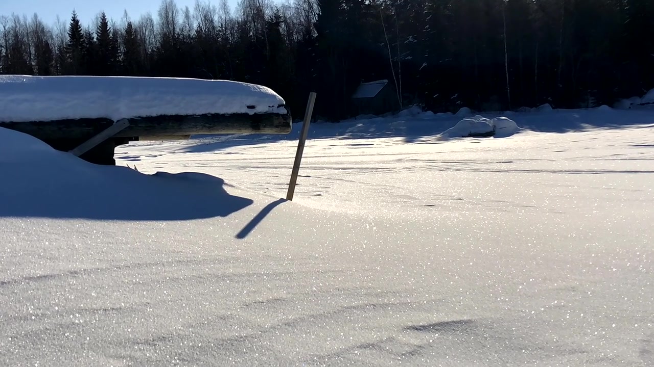 Zoom ind timelapse af mole og gammel lade, der kaster skygger på sprød hvid sne. Vinter, skygger, mole, kaj, anløbsbro, dok
