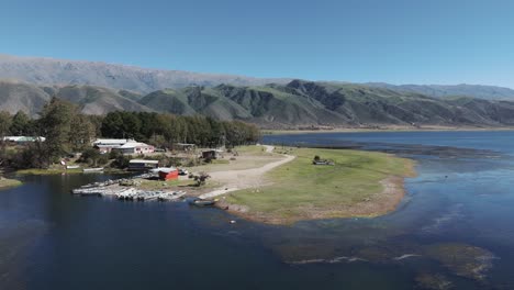 Beautiful-Blue-Sky-Over-Tafí-Del-Valle-Artificial-Lake-In-Tucumán,-Argentina