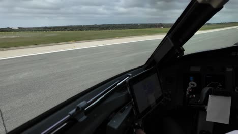 Blick-Auf-Die-Landebahn-Eines-Flughafens-Aus-Dem-Cockpit-Eines-Jets,-Der-Sich-Zum-Abheben-Bereit-Macht