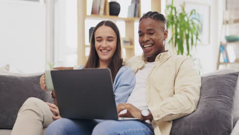 Laptop,-Kaffee-Und-Ein-Paar-Unterhalten-Sich-Im-Wohnzimmer