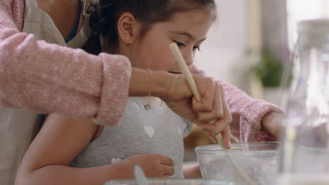 niña pequeña ayudando a su madre a hornear en la cocina mezclando ingredientes horneando galletas preparando receta en casa con su madre enseñando a su hija el fin de semana