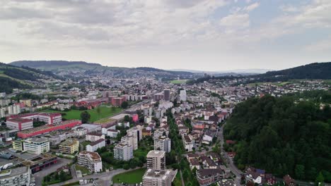 Schöne-Schweizer-Stadt-Horw,-In-Der-Nähe-Von-Luzern---Drohnenflug-Aus-Der-Luft-Im-Sommer-Mit-Kopierraum-Am-Himmel