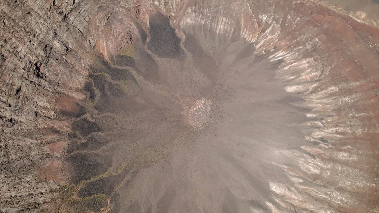 vista aérea del cráter volcánico de la caldera de montana blanca cerca del parque nacional de timanfaya, lanzarote, islas canarias, españa