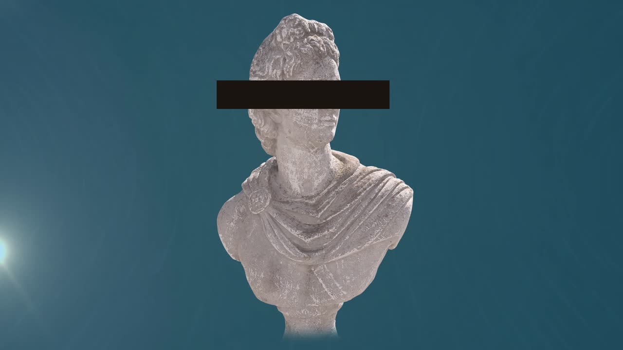 파란색 배경에 눈 위에 검은색 줄무를 가진 머리 조각의 애니메이션