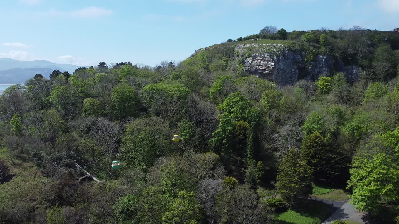 канатная дорога великий орм движется по живописным горам ландудно вид с воздуха увеличение снимка