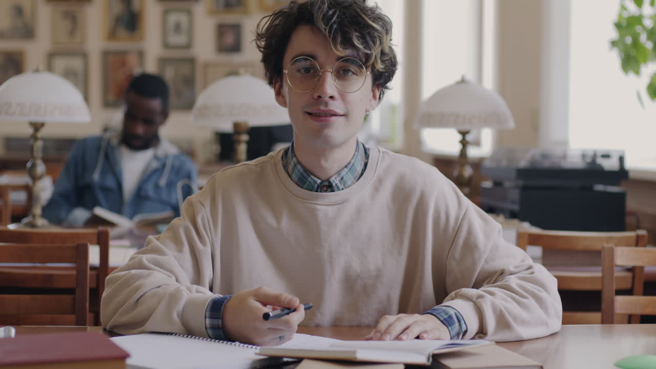 estudiante estudiando en una biblioteca