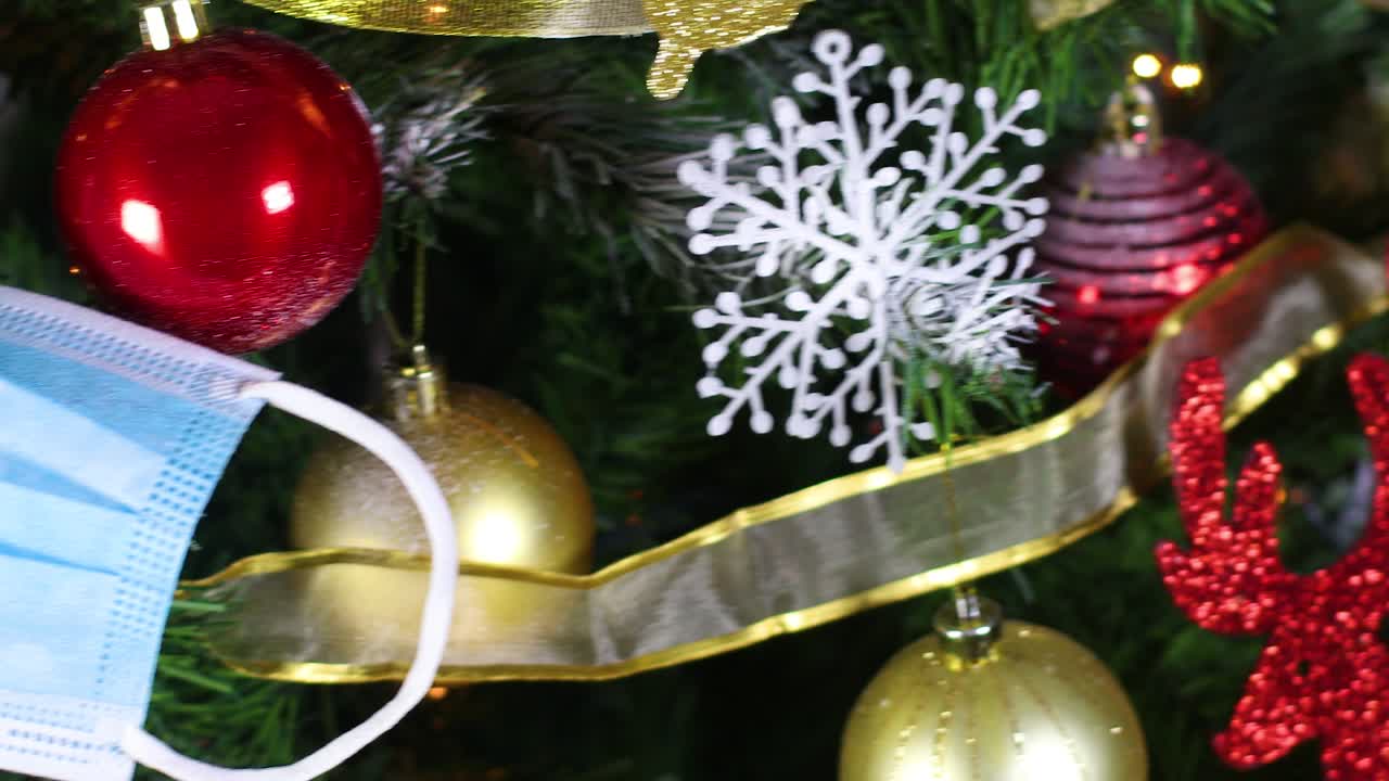covid-19 tiempo de navidad, máscara facial prevención de covid-10 en el árbol de navidad