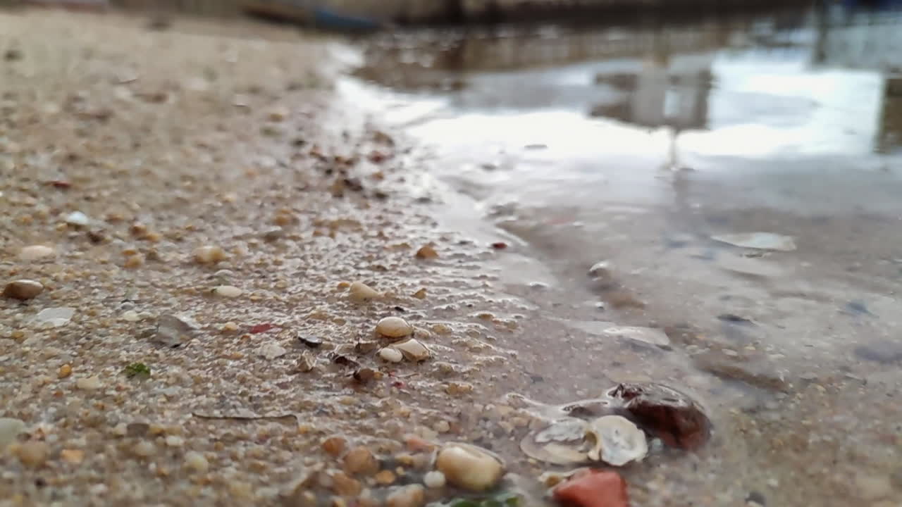 바위 해변에서 구르는 파도 - slowmo를 닫습니다.