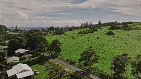 hana maui hawaii aerial v11 drone de bajo nivel sobrevuela residencias costeras a lo largo de la autopista hana capturando exuberantes pastos, hoteles turísticos y tranquilas vistas al océano de la bahía - filmado con mavic 3 cine - diciembre 2022