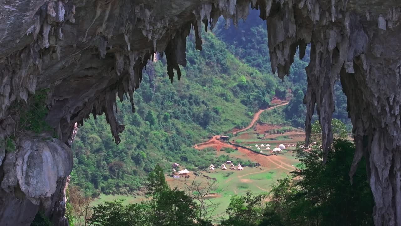 este impresionante vídeo captura una vista impresionante desde la montaña angel eye en cao bang, vietnam del norte.
