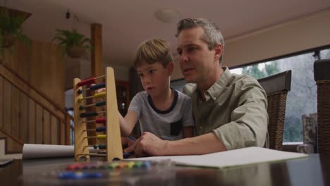 la familia pasa tiempo juntos en casa por la noche