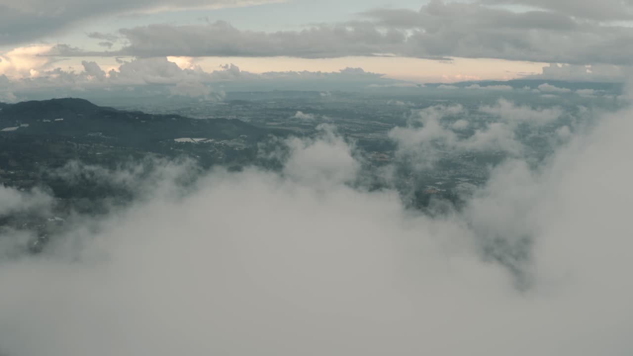 과테말라의 아름다운 풍경, 구름과 안개 위로 날아가는 무인항공기
