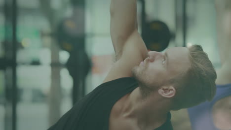 animación de luz brillante sobre un hombre en forma haciendo ejercicio en el gimnasio