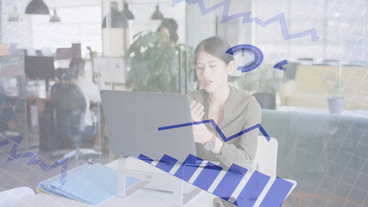 사무실에서 비디오 통화를 하는 아시아 사업가 여성에 대한 금융 데이터 처리의 애니메이션