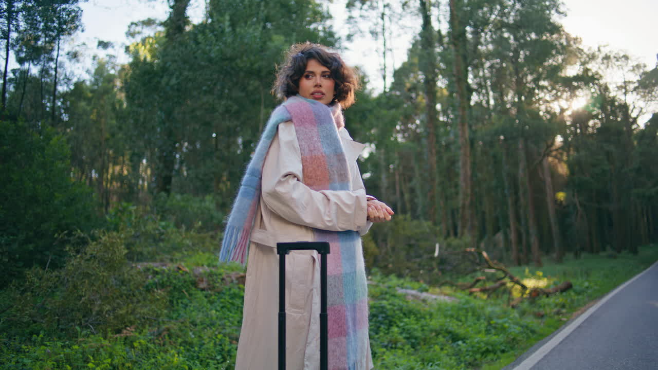 새벽에 숲 속에 서 있는 상하는 여인. 숲을 상하고 있는 방랑자.