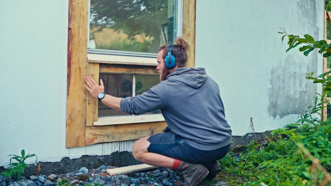 Man repareert houten kozijn - Timelapse