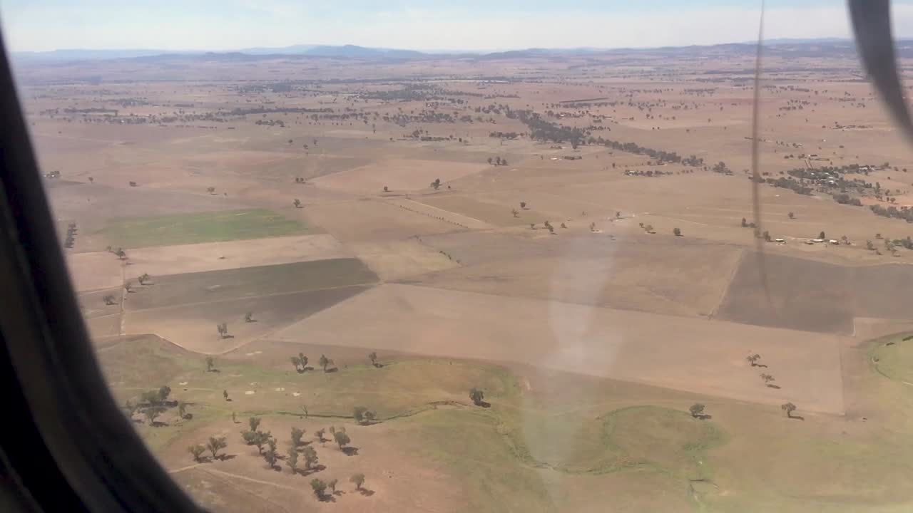 volando sobre el país afectado por la sequía nsw australia en un avión de hélice