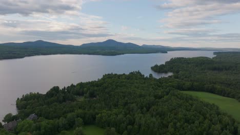 Idyllischer-Blick-Auf-Einen-See-Und-Ein-Waldgebiet-In-Der-Provinz-Quebec,-Kanada