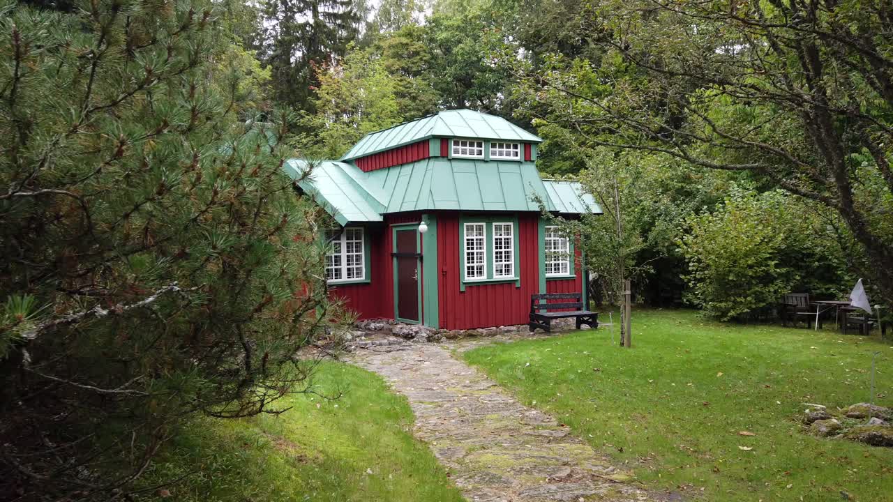 Ripresa in avanti con gimbal verso la casa originale di Biancaneve, dove Gustaf Tenggren si ispirò per i cartoni animati Disney