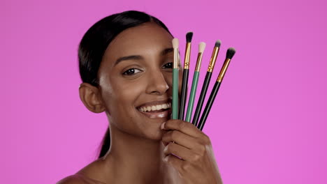 belleza, maquillaje y mujer india con pinceles