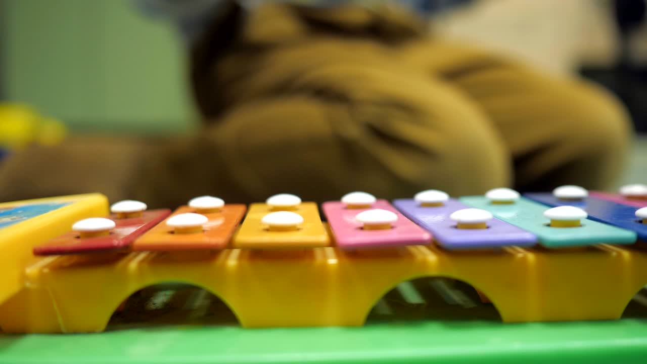 juguete de xilófono en color arco iris. juguete educativo para niños y niños pequeños