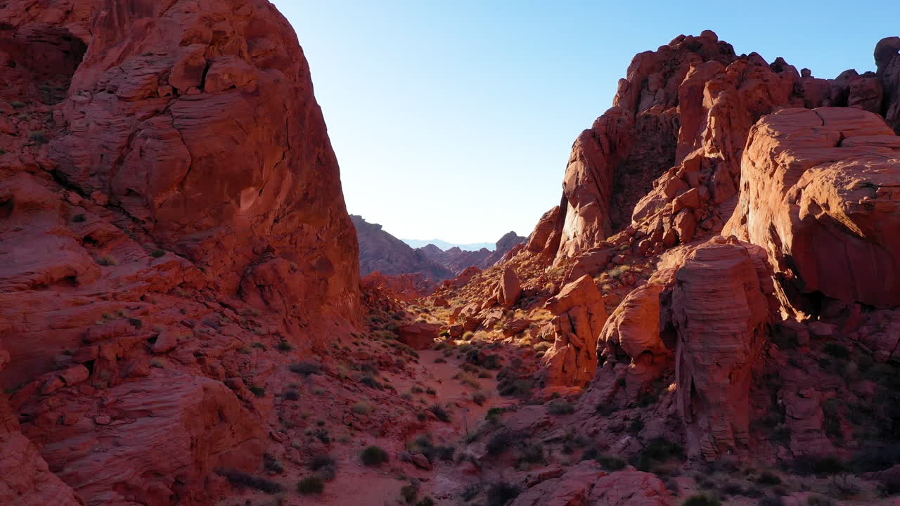 Valley of Fire State Park USA. Splendida ripresa aerea a bassa quota del terreno polveroso e delle colline di arenaria, che rivela il forte sole.