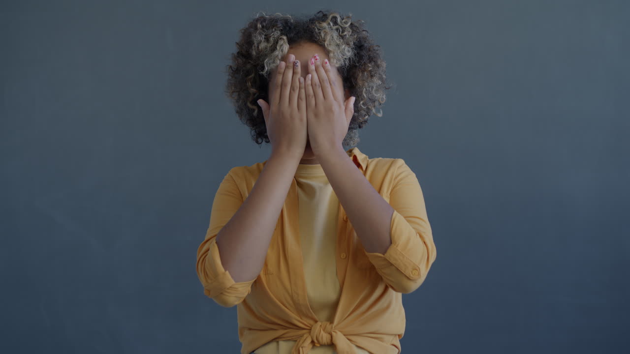mujer feliz con el cabello rizado