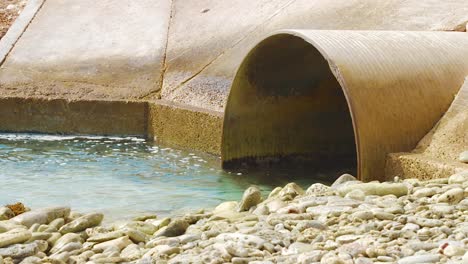 agua salada que fluye hacia el túnel hacia las salinas en kralendijk, bonaire en un día soleado