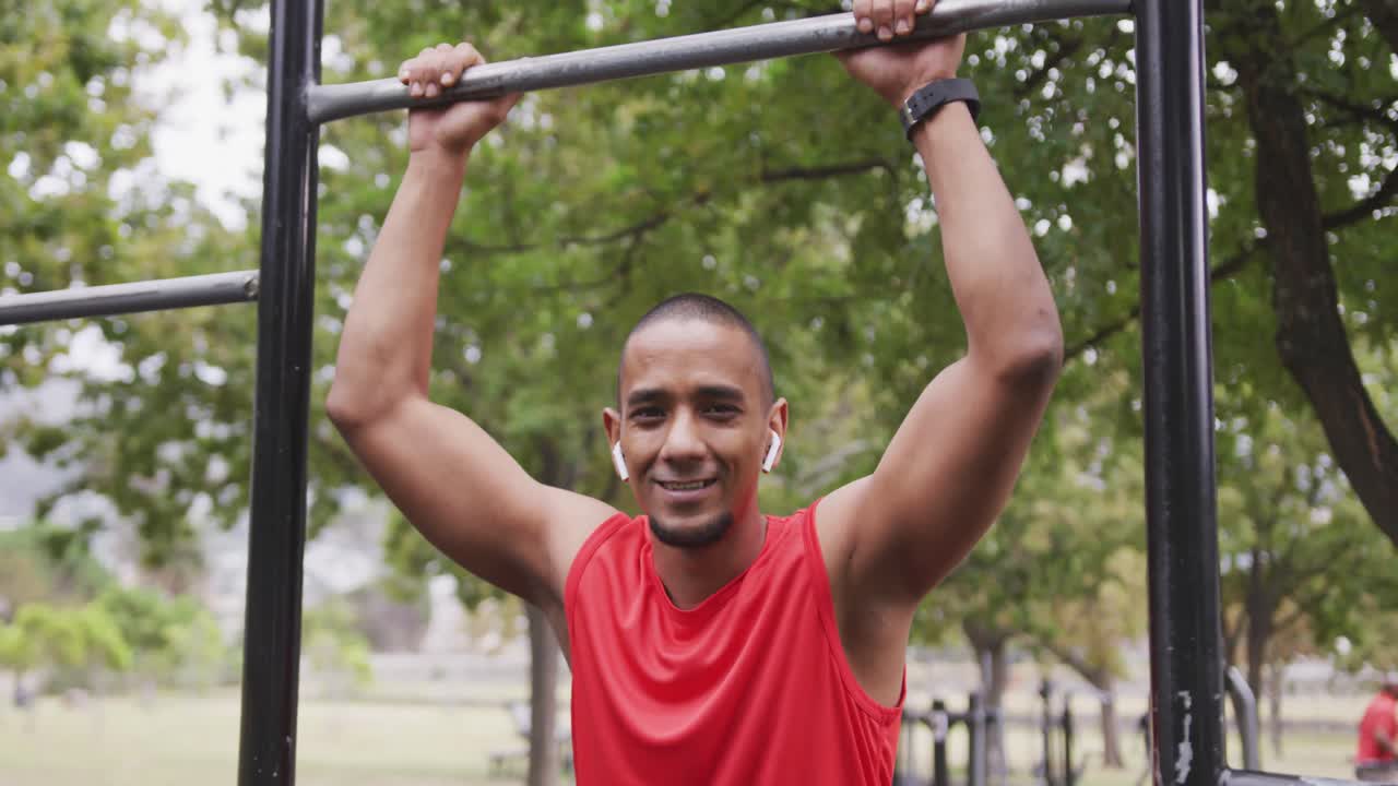 hombre de vista frontal con pierna protésica mirando a la cámara