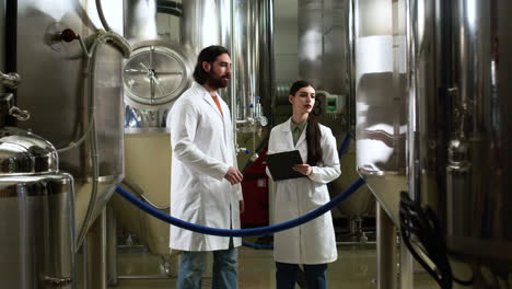 hombre y mujer haciendo control en la cervecería