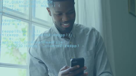 animación de datos y conexiones sobre un feliz empresario afroamericano que usa un teléfono inteligente
