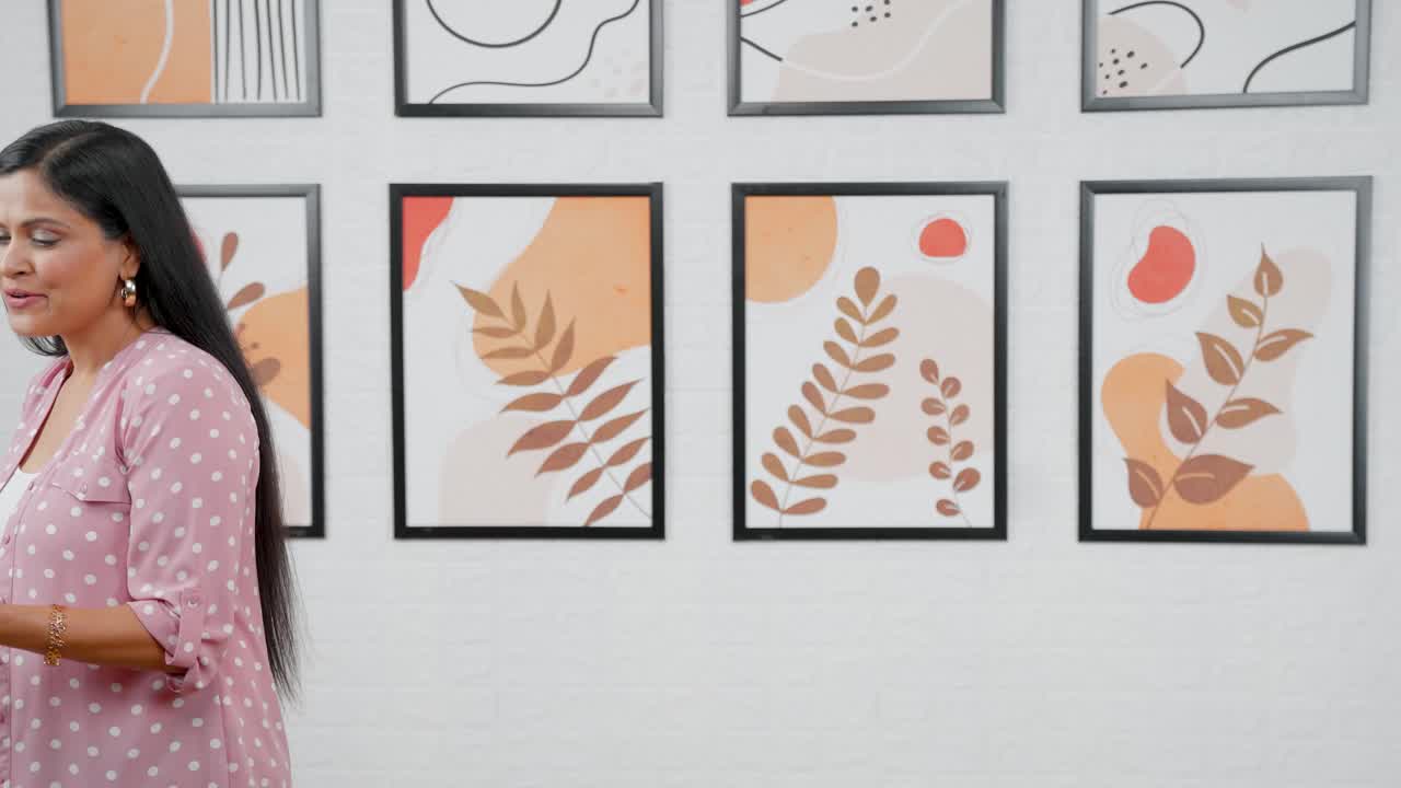 mujer india recitando un poema