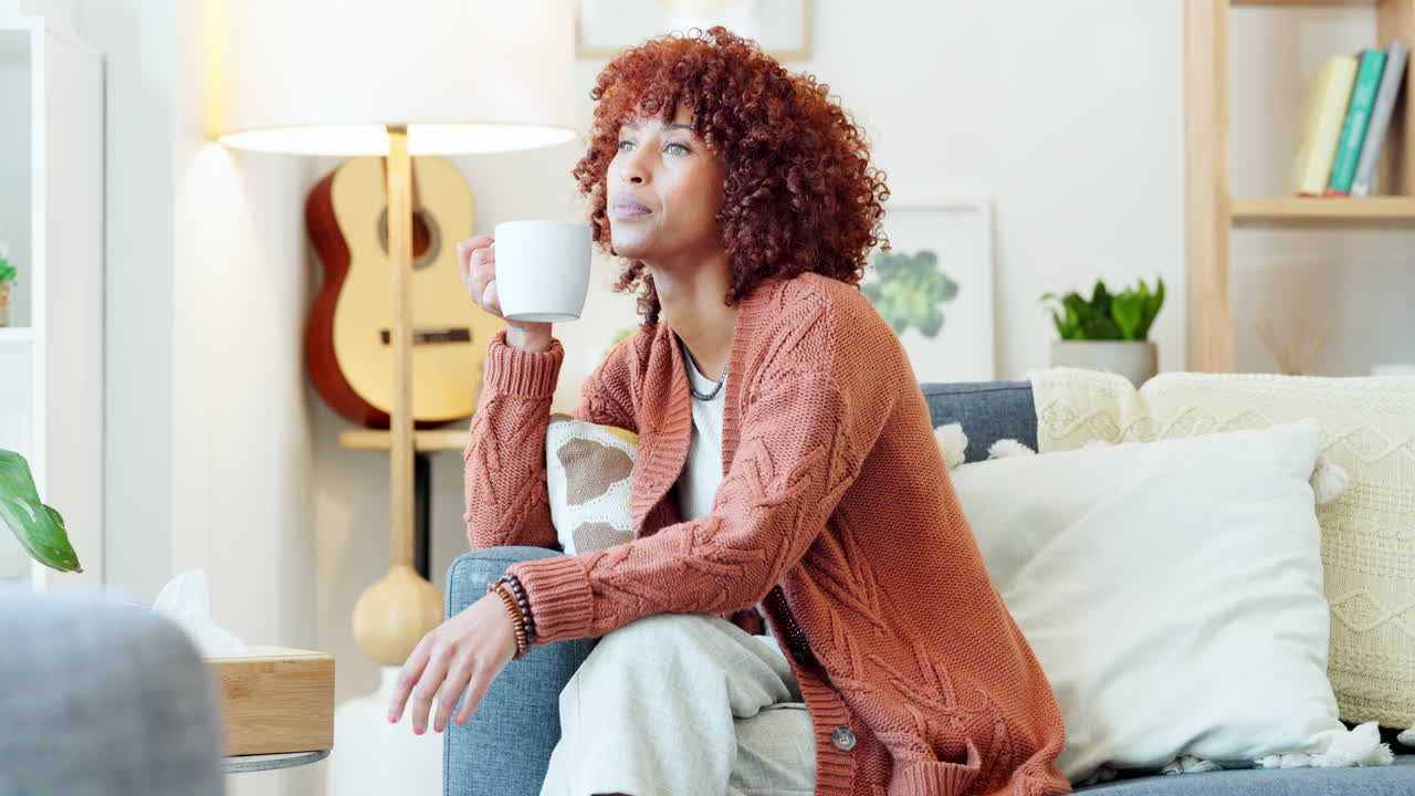 relajándose, bebiendo y pensando afroamericano