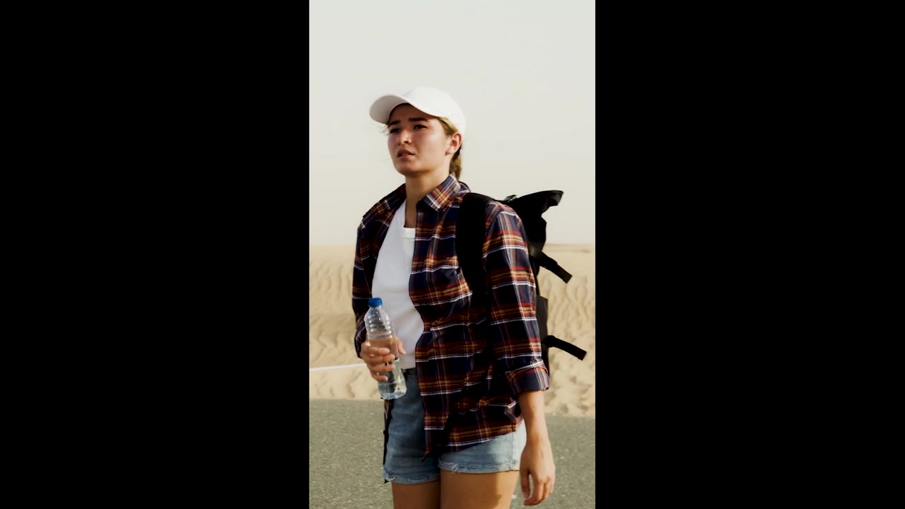 Jovem Mulher Fazendo Trilha em Paisagem Desértica
