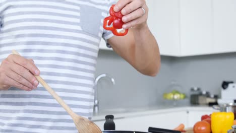 Hombres-Preparando-Una-Comida-Con-Pimiento-Rojo