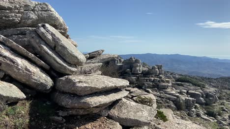 Kurze-Tour-Durch-Ein-Bergiges-Gebiet-Mit-Felsigen-Pfaden-Durch-Die-Karstlandschaft-In-El-Torcal-De-Antequera,-Spanien