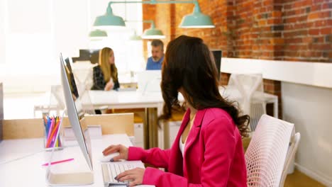 mujer ejecutiva trabajando en la computadora en el escritorio