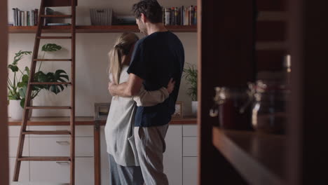 feliz pareja embarazada bailando juntos en casa marido abrazando a su esposa suavemente sosteniendo su vientre disfrutando de la danza íntima