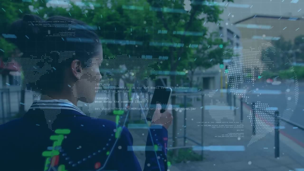 animación de procesamiento de datos con globo y mapa del mundo sobre mujer de negocios biracial usando teléfono inteligente.