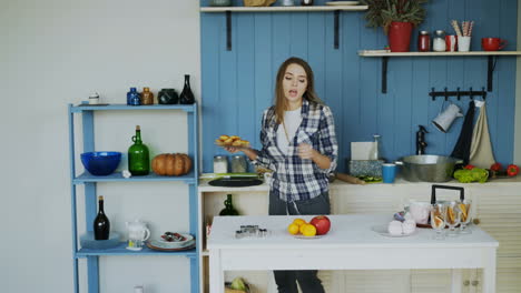 mujer cocinando en una cocina