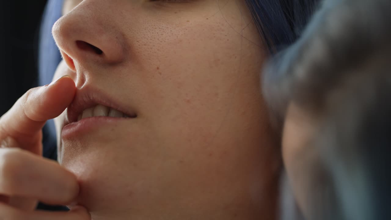 detalle del video del dedo íntimo tocando los labios.