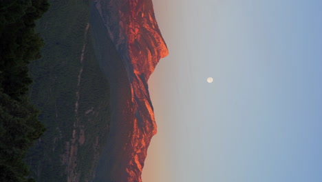 Vista-Del-Pico-Penyagolosa-Durante-La-Puesta-De-Sol-Con-La-Luna-Llena